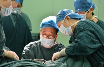 经阴道闭孔尿道中段悬吊术